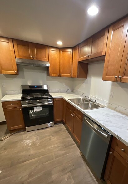 Stainless appliances, gas cooking - 1805 NE Hillaire Ct