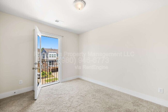 Building Photo - 2837 Ensemble Ct