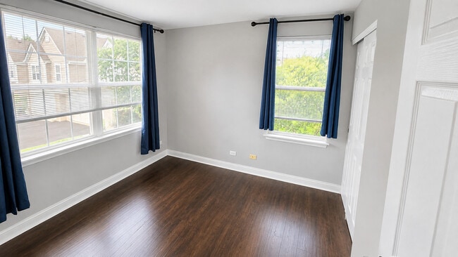 Building Photo - 1561 E Chivalry Ct
