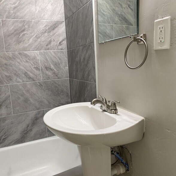 Building Photo - 332 N Cedar Ave