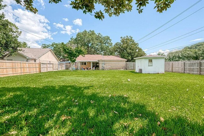 Building Photo - 9654 Meadowland Dr