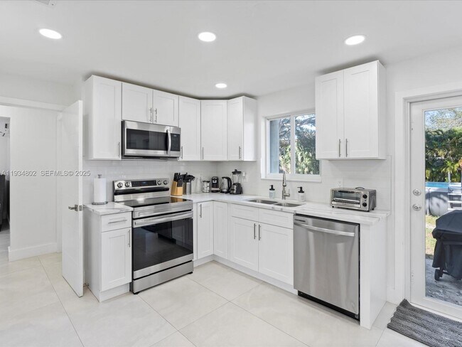 Building Photo - 4121 SW 54th Ct