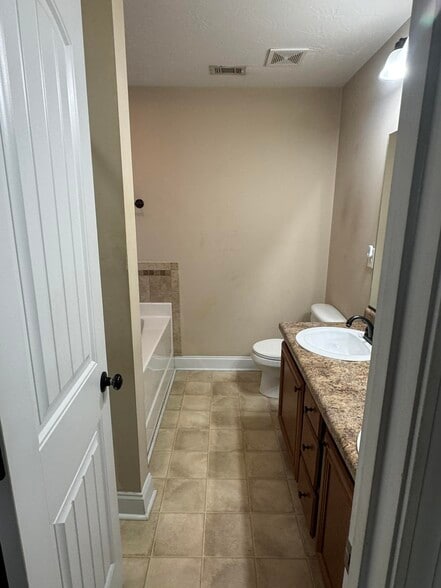 Master bath - 232 High Meadows Cir