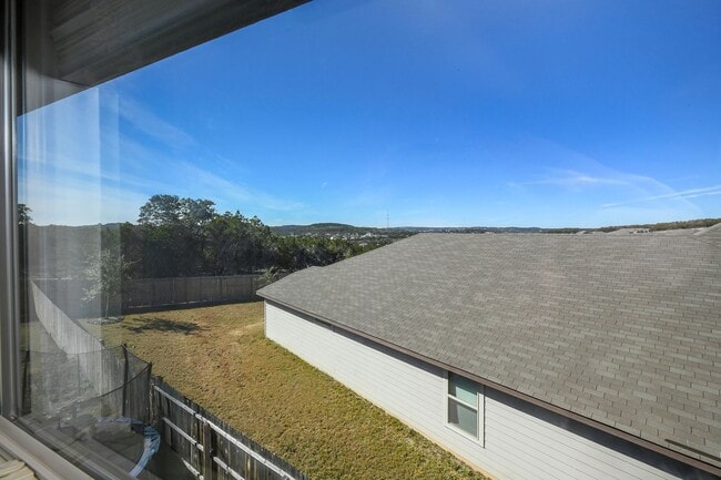 Building Photo - Nestled in the highly sought-after Scenic ...