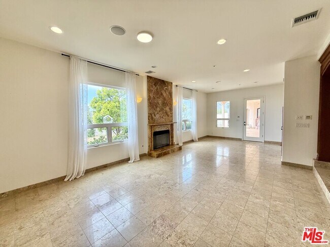 Building Photo - 10827 Pacific View Dr