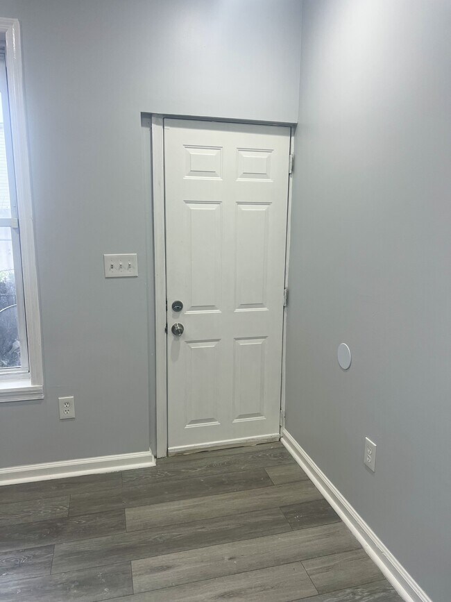 Building Photo - 808 N Streeper St