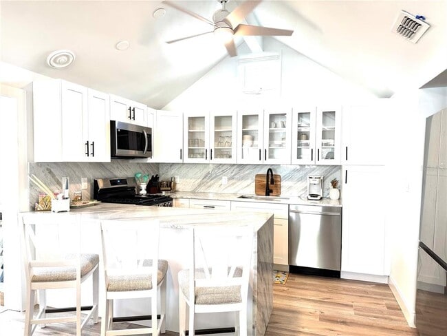 Building Photo - 701 Broadway St