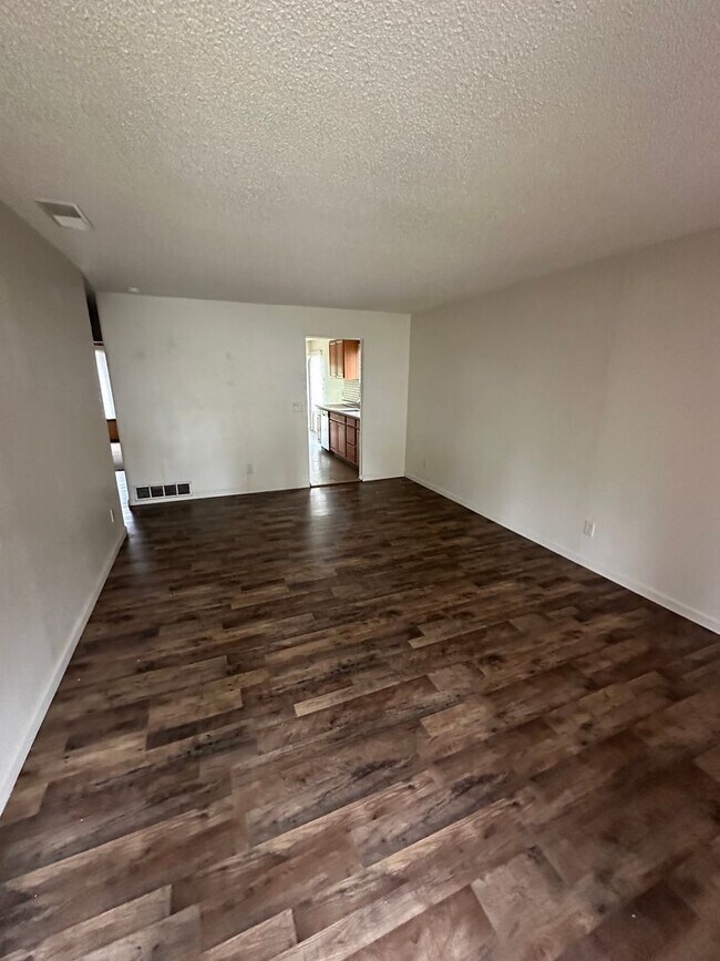 Building Photo - 912 Feather Dr