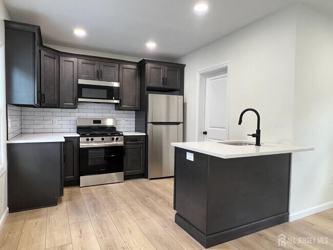 Building Photo - 33 Obert St