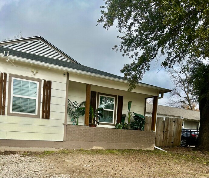 Building Photo - 2216 Pine St