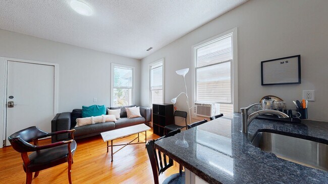 Building Photo - 6 Bedroom Apartment in Science Hill, close to downtown! (Laundry In Unit)