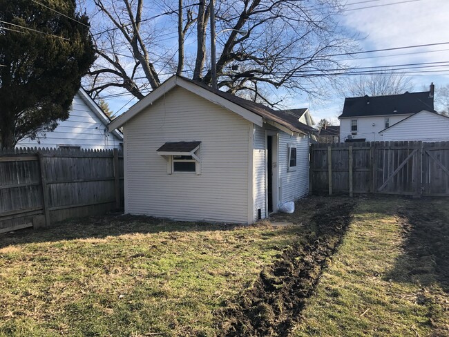 Building Photo - 172 N Roys Ave