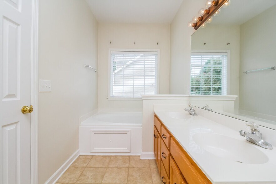 Building Photo - 1405 Augustine Ct