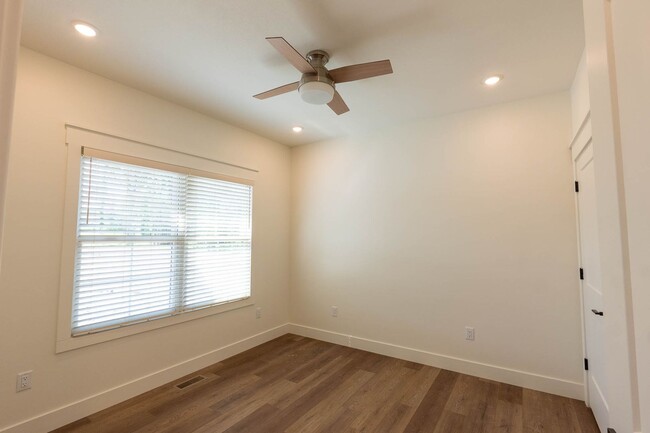 Building Photo - New Construction 4bd/3ba Townhouse