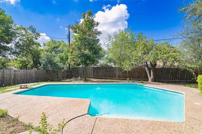 Building Photo - 2307 Monarch Dr