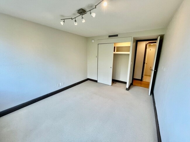 Building Photo - Modern 2-Bed, 2-Bath Downtown Condo with P...
