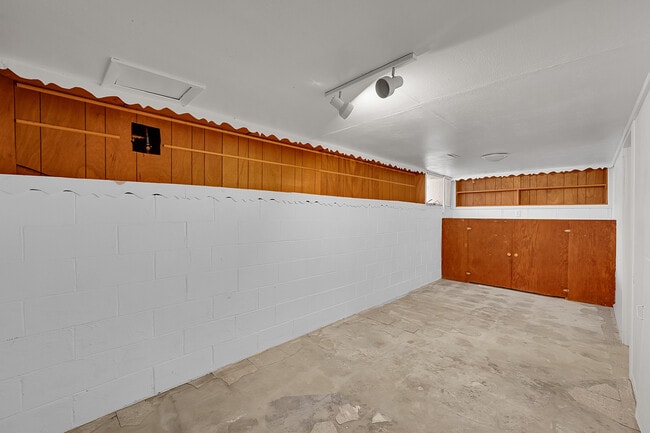 Building Photo - 708 S Roosevelt Ave