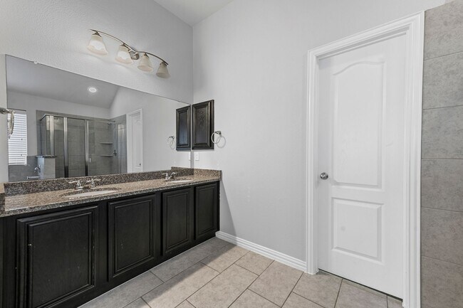 Building Photo - Charming 1-Story 4 Bedroom 2 Bathroom in L...