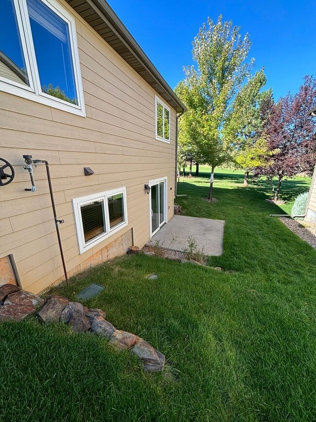Building Photo - 3 BED | 3 BATH | TOWNHOME | DOUBLE GARAGE | WEST