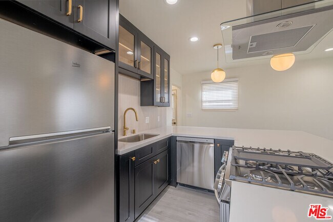 Building Photo - 216 N Catalina Ave