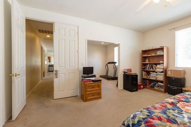 Building Photo - 4 Bed Home for Rent Palmdale CA 93551
