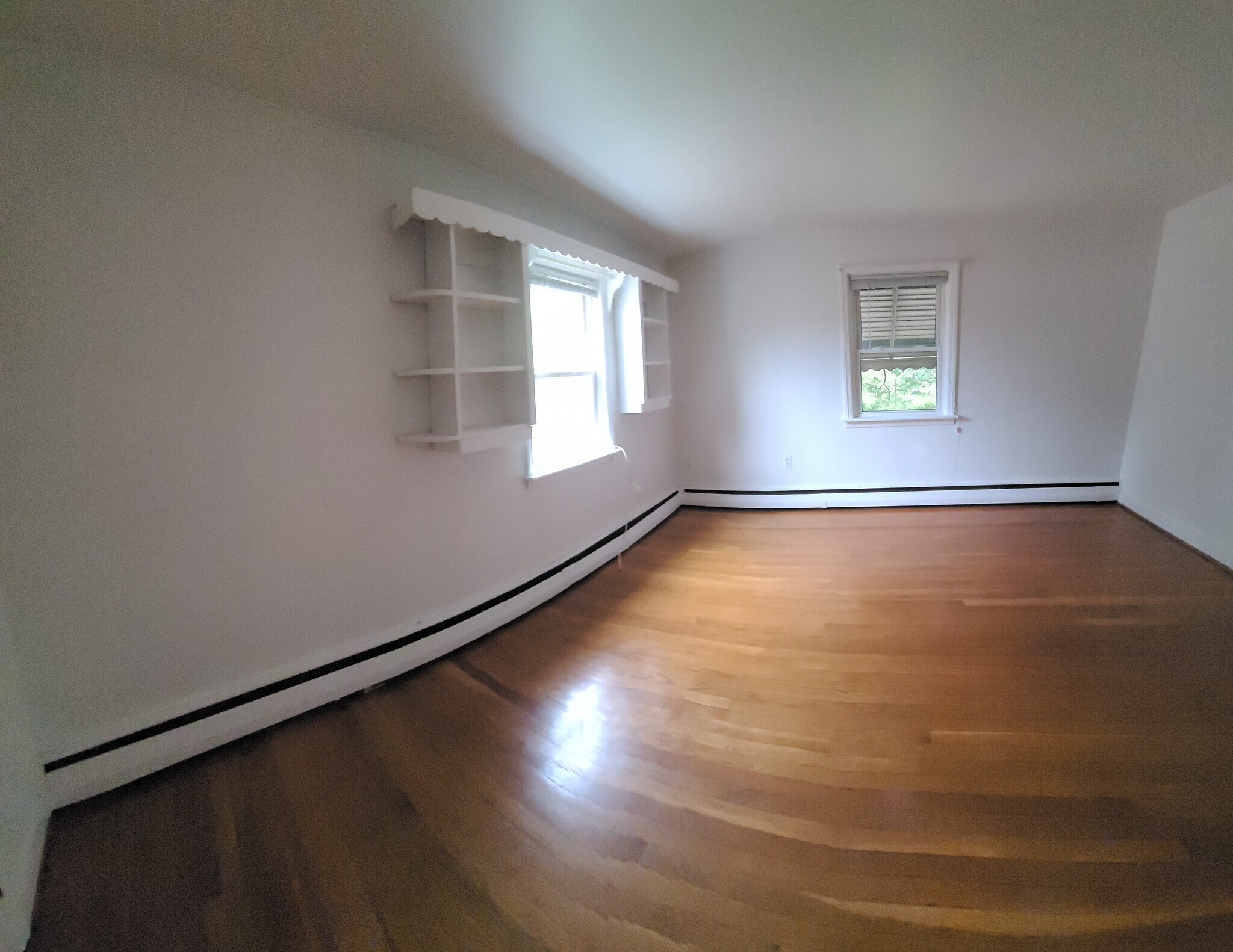 Livingroom photo - 618 Biggs Ave