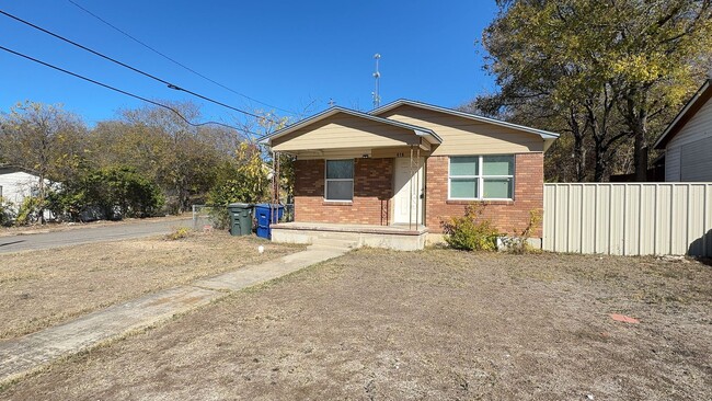 Building Photo - 4 bedroom 1.5 bathroom house in Copperas C...