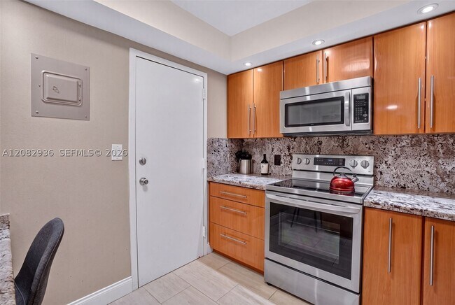 Building Photo - 427 Golden Isles Dr