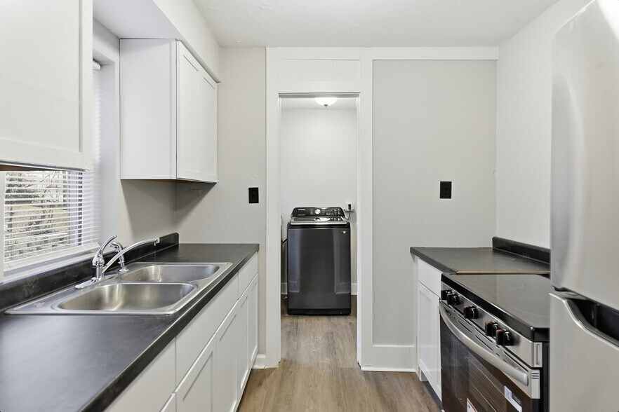 Building Photo - 4677 N 60th St