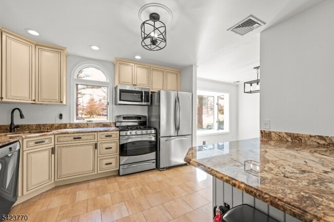 Building Photo - 27 Meadowview Rd