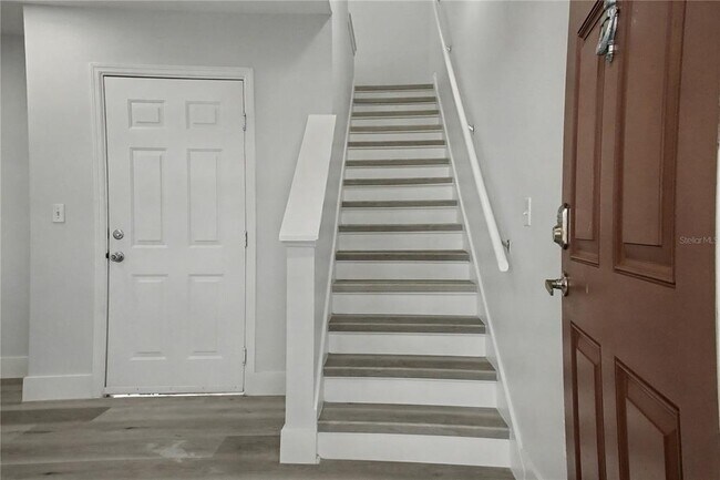 Building Photo - 1042 WATERSIDE Dr