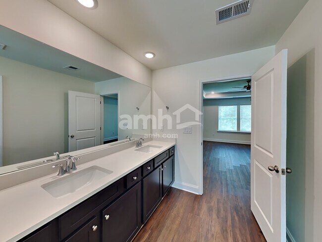 Building Photo - 301 Pecan Dr