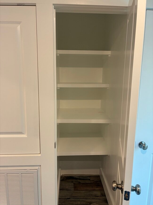 Building Photo - Beautiful 2/1.5 townhouse