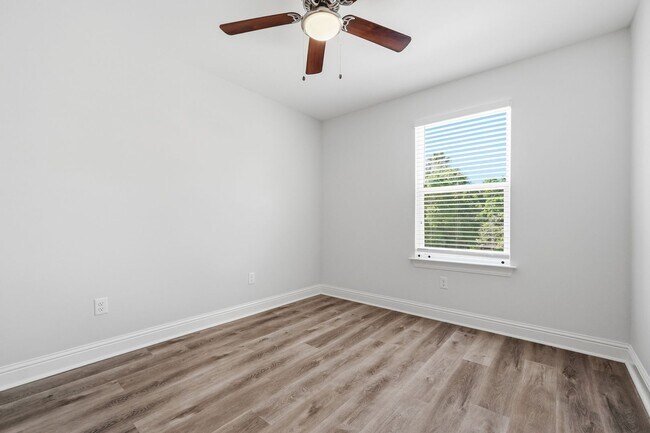 Building Photo - 693 Woodlawn Ave
