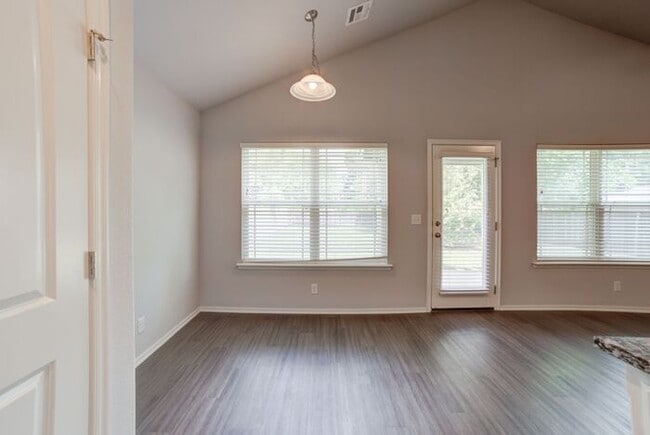 Building Photo - Cutest 3/2/2 Craftsman Style Home!