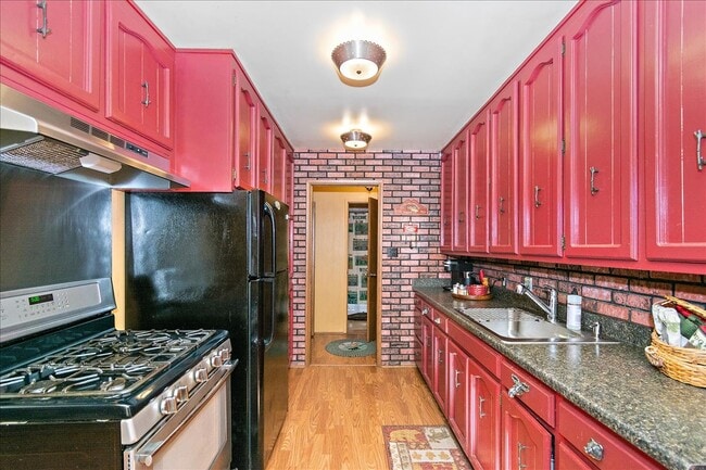 Building Photo - 420 Sheridan Dr