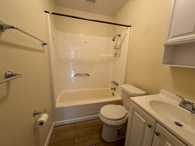 Building Photo - 2 Bedroom 1 Bath Condo Style Apartment