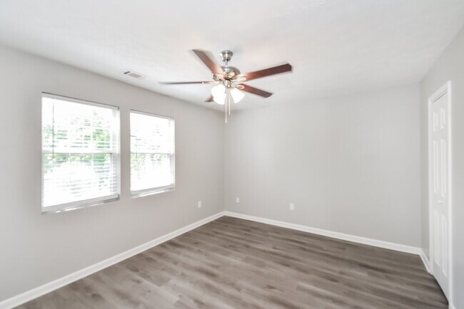 Building Photo - 5897 Brookside Dr SE