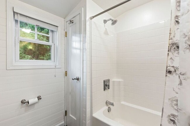 Building Photo - 3215 SE 53rd Ave