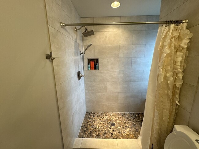 Building Photo - FULLY FURNISHED ALL-INCLUSIVE STUNNING HOM...