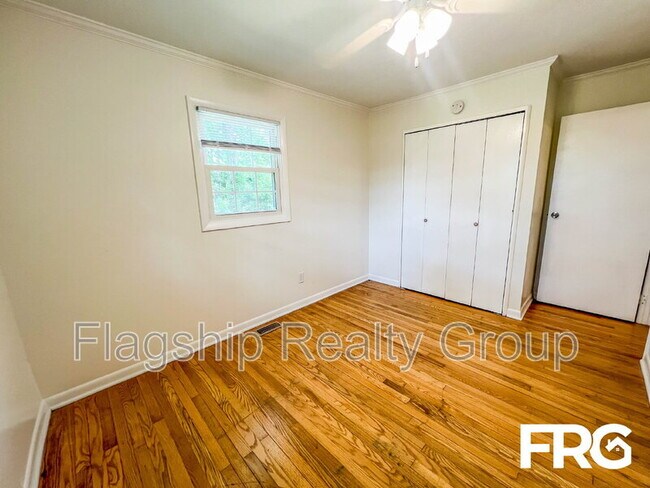 Building Photo - 466 Circle Dr