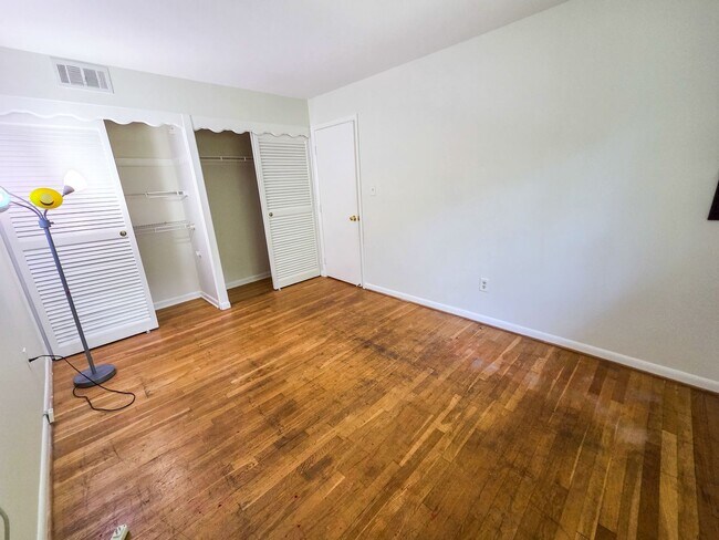 Building Photo - 305 Hillsboro Dr