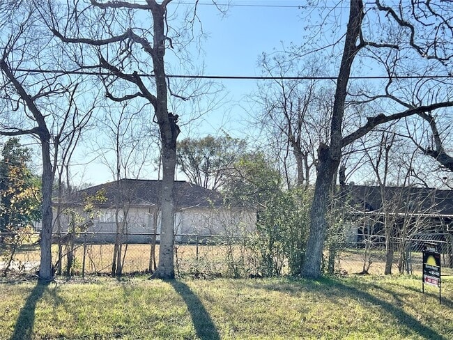 Building Photo - 303 Brigadoon Ln