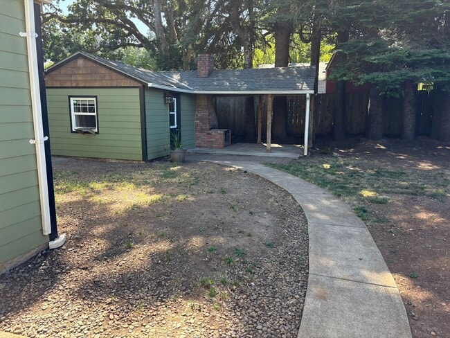 Building Photo - 3 bedroom/1 bath home with additional deta...