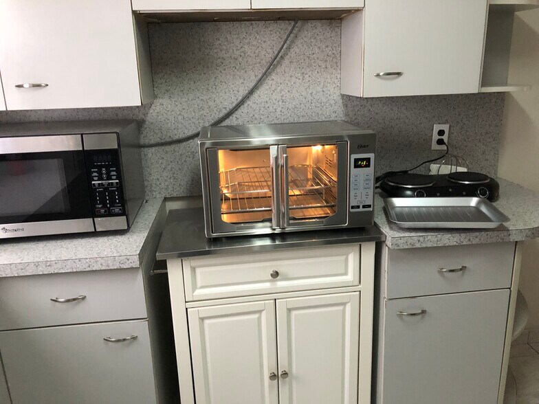 Kitchenette - 266 E 54th St