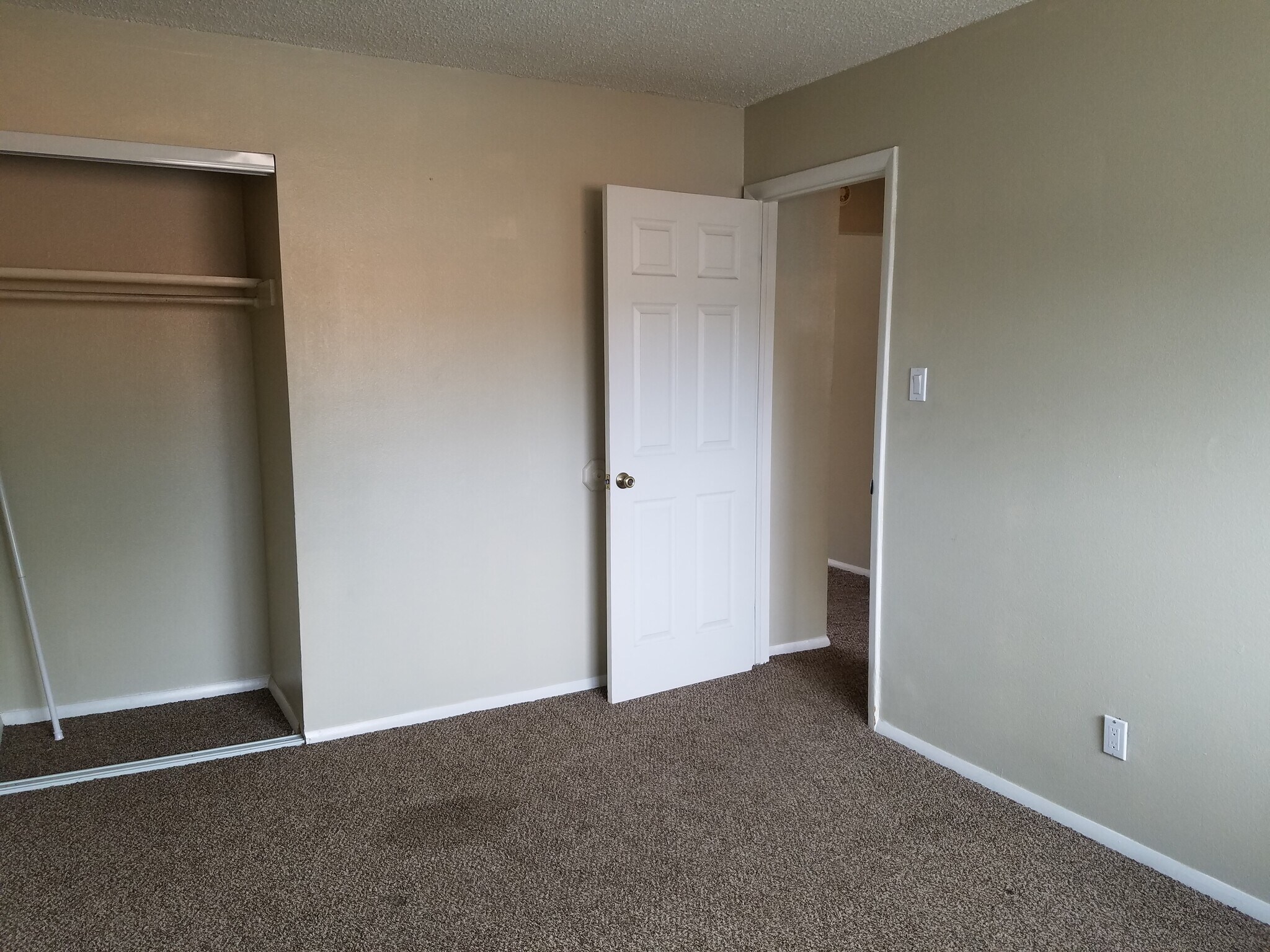 Building Photo - 215 River View Dr
