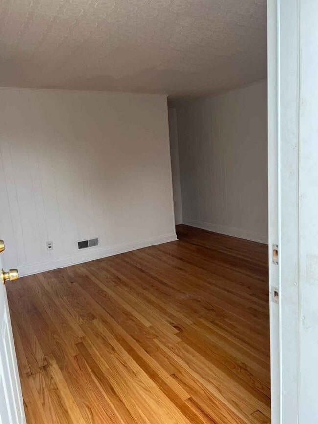 Building Photo - 7504 School Ave