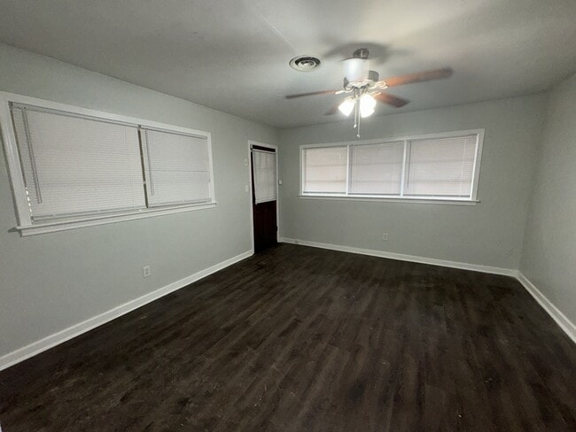 Building Photo - 304 Colonial Cir