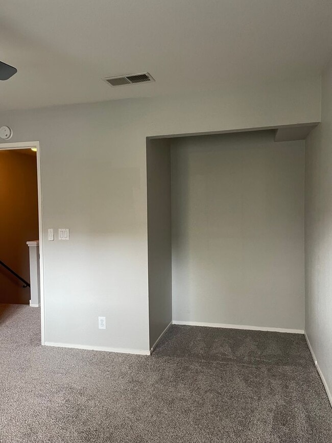 Building Photo - Two Bedroom 1.5 Bath Townhome unit in Standford Park HOA