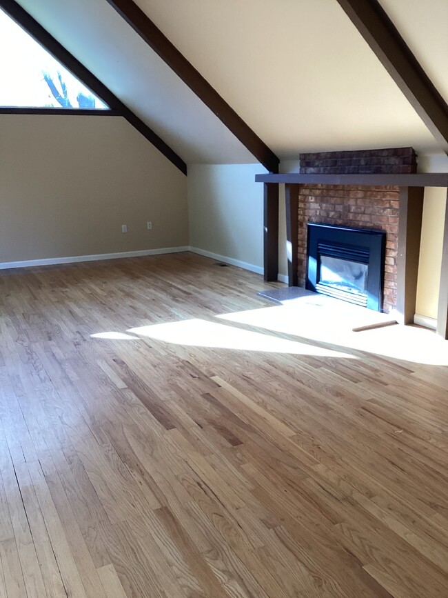 Building Photo - 4-Bedroom 3 Bath fully renovated and updat...